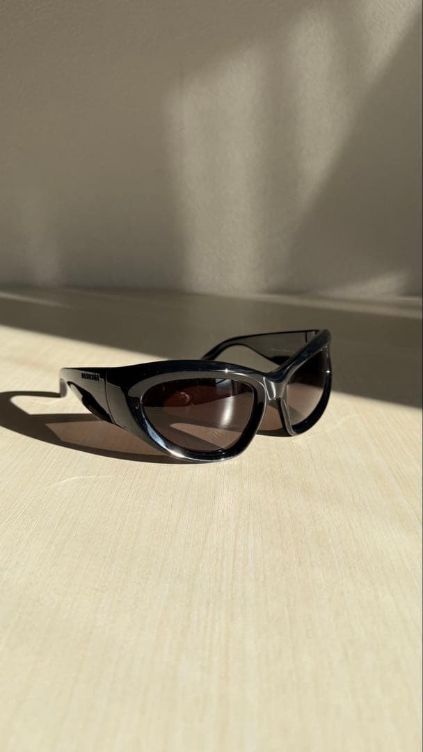 Balenciaga ブラック キャットアイ サングラス