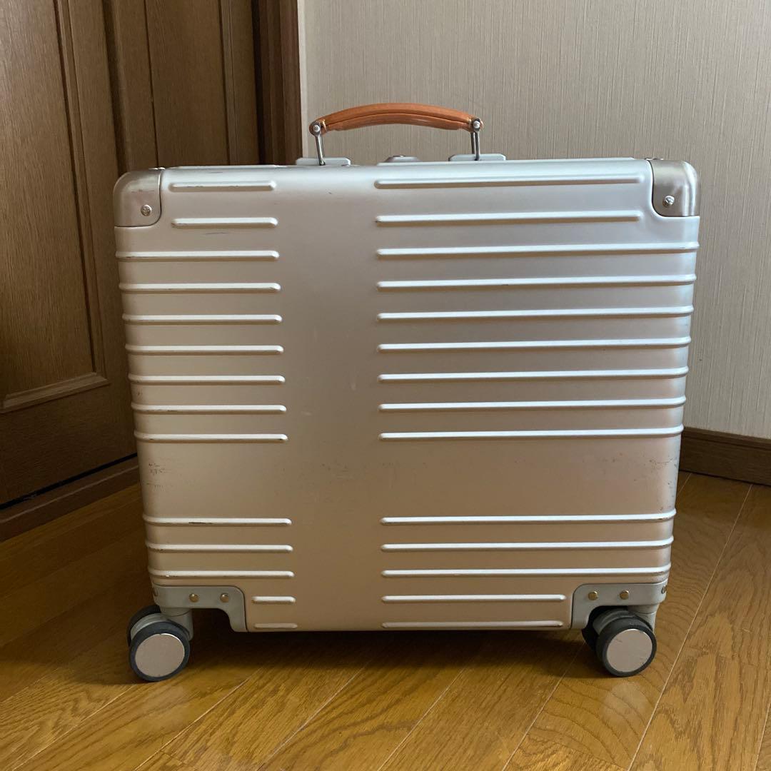 INV1611STP スターリングシルバー 42L 中型キャリーケース