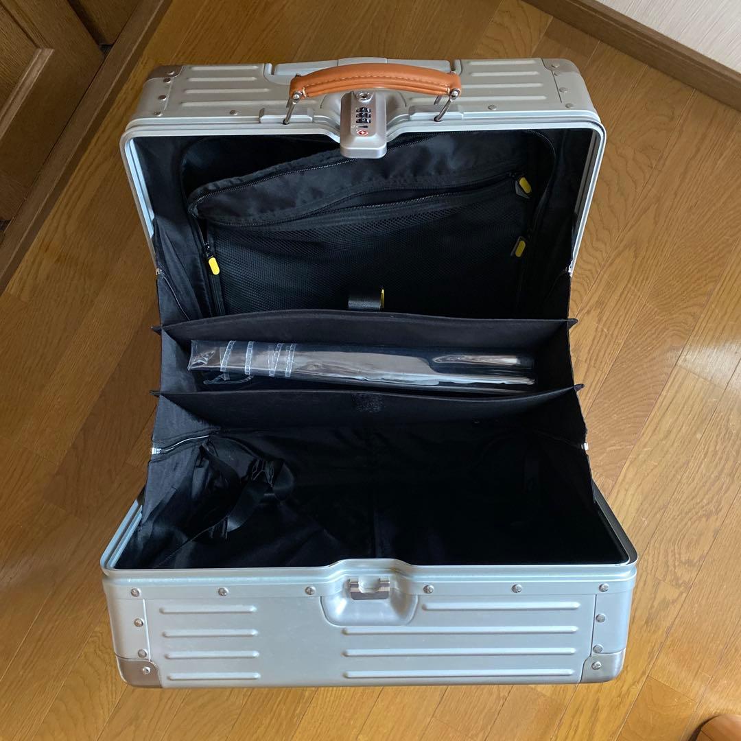 INV1611STP スターリングシルバー 42L 中型キャリーケース