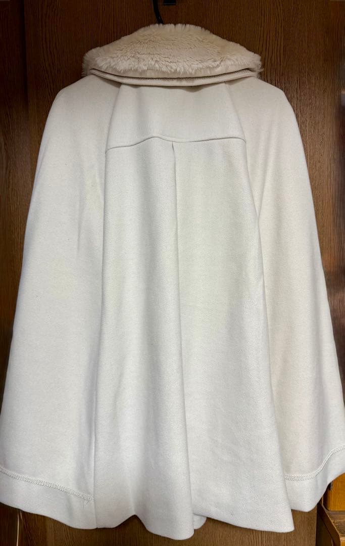 アクシーズファム　ファー襟付きケープコート