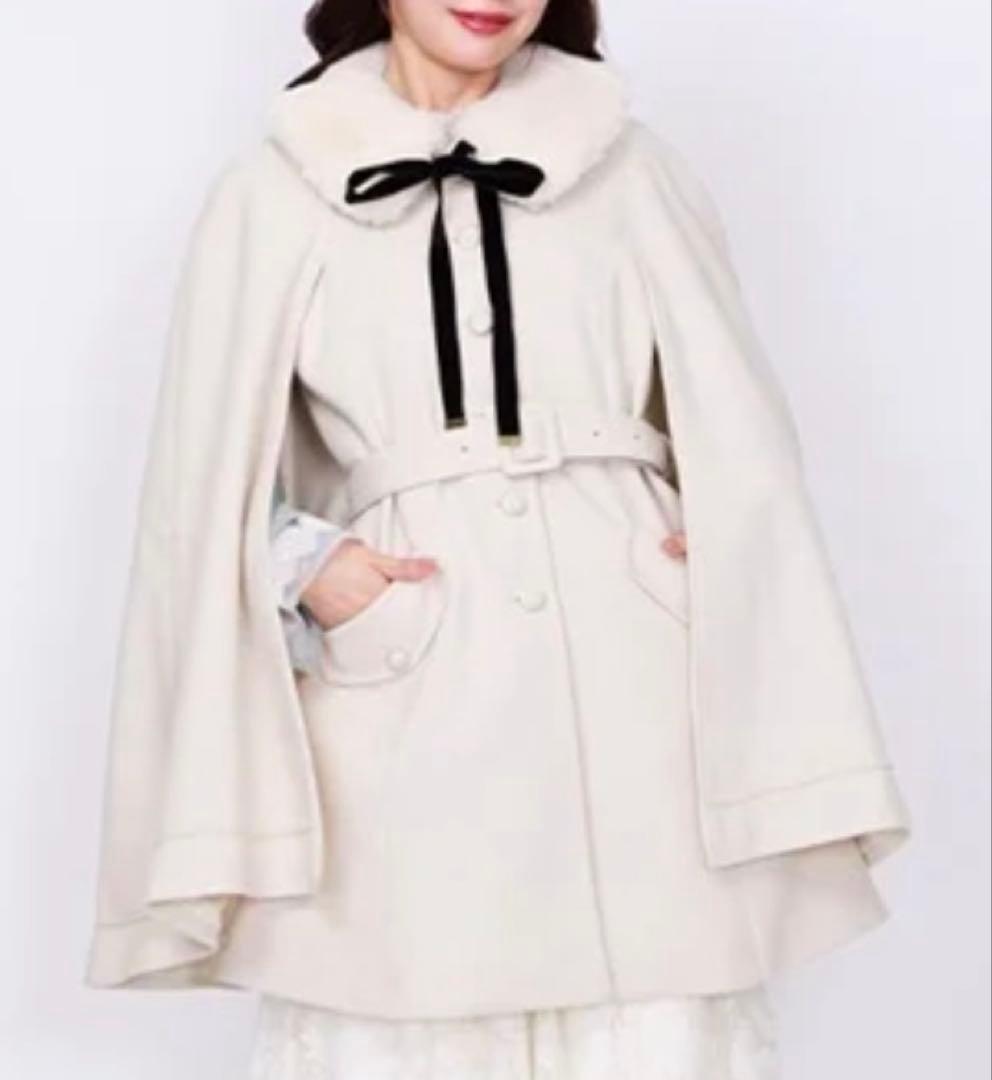 アクシーズファム　ファー襟付きケープコート