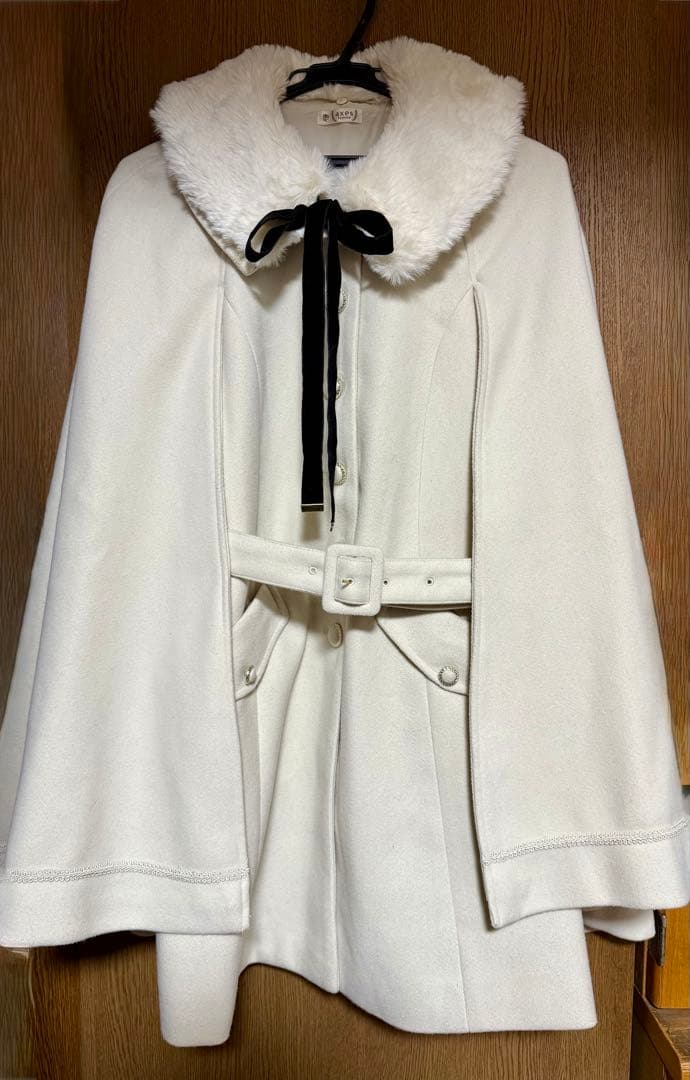 アクシーズファム　ファー襟付きケープコート