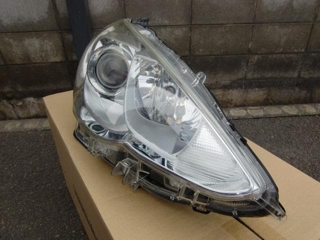 アクア NHP10 右ヘッドランプ