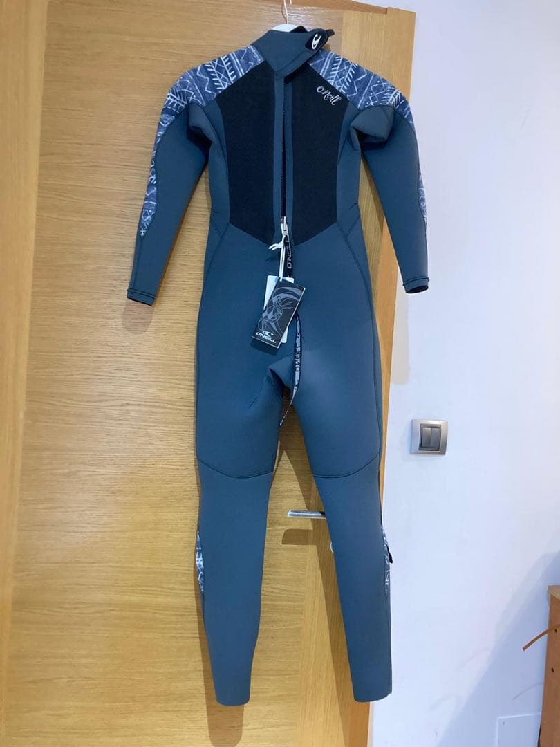 新品未使用タグ付き　オニール　セミドライ5/4mm レディースM相当