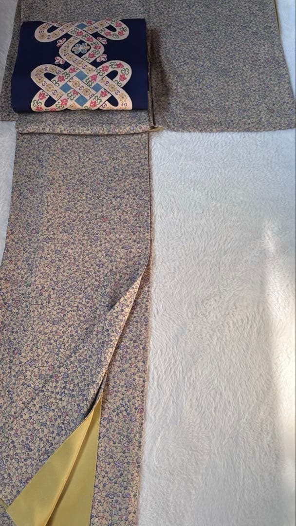 作家物　美品　小花が可愛い　型染め　小紋　正絹