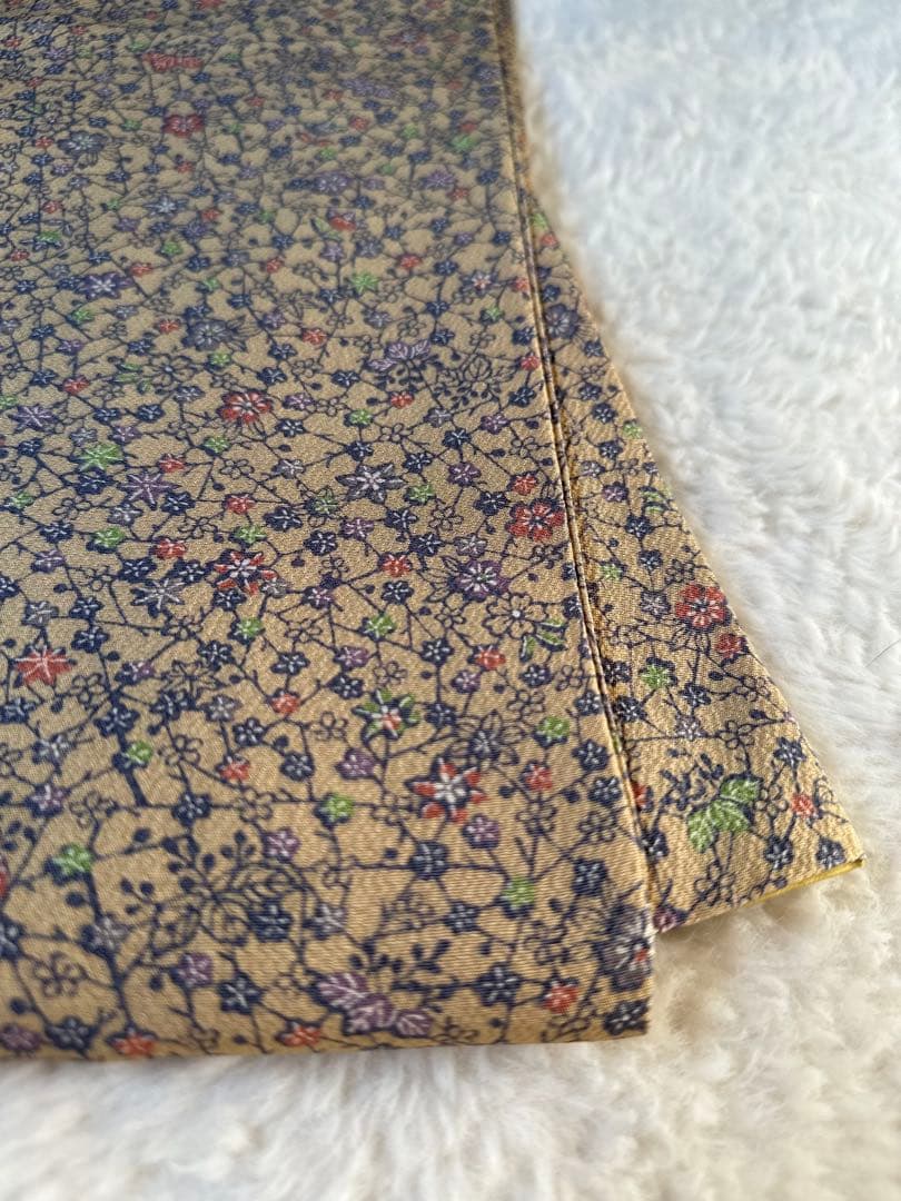 作家物　美品　小花が可愛い　型染め　小紋　正絹