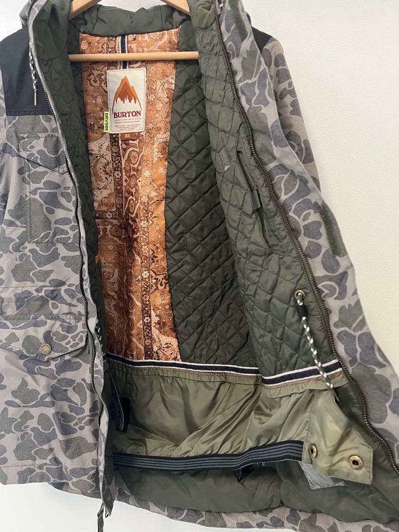 BURTON スノーボードジャケット フード付き 上着 カモフラ S