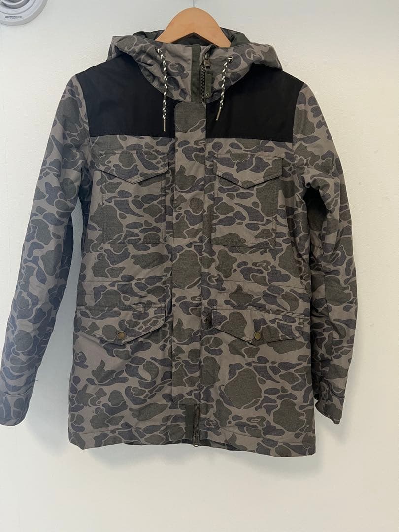 BURTON スノーボードジャケット フード付き 上着 カモフラ S