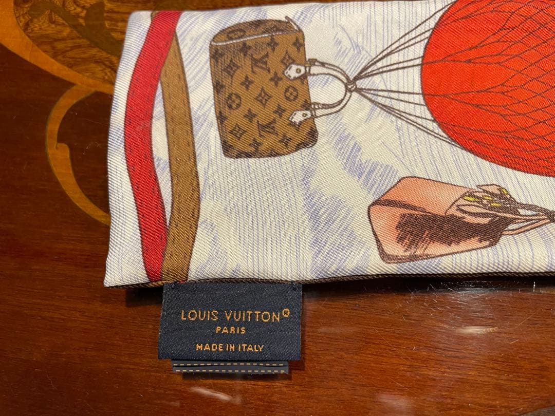 LOUIS VUITTON バンドー・アップアンドアウェイ　カラー:ルージュ