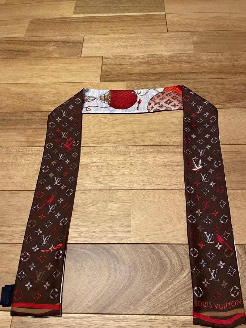 LOUIS VUITTON バンドー・アップアンドアウェイ　カラー:ルージュ