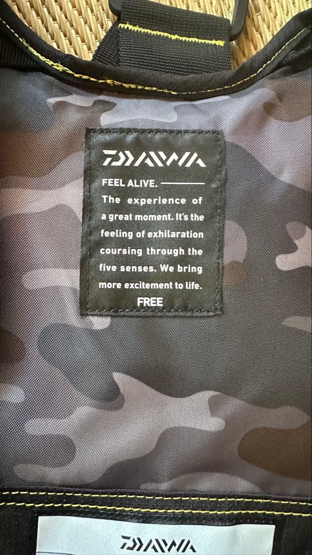 Daiwa フローティングジャケット ブラック/カモフラージュ　ダイワ