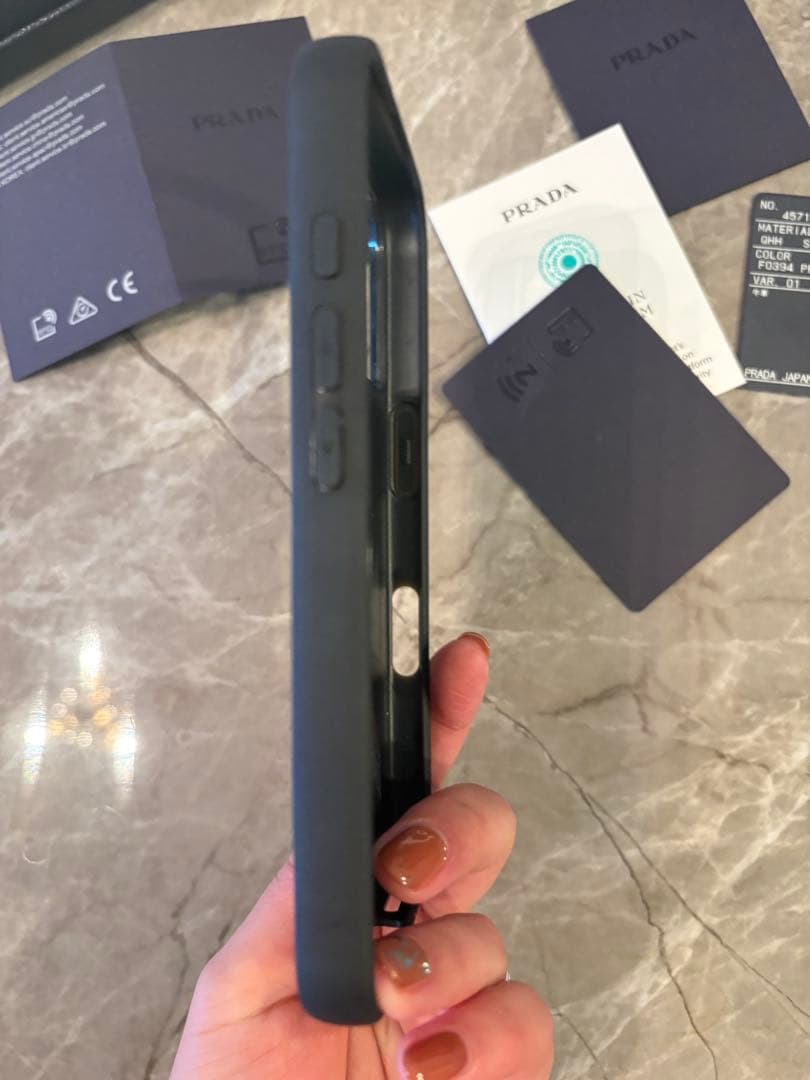 ほぼ新品　26年2月1日購入PRADA iPhone16ケース ライムグリーン