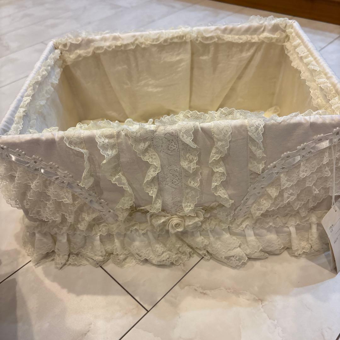 ヒスクローネ　フリル付きホワイト収納ボックス