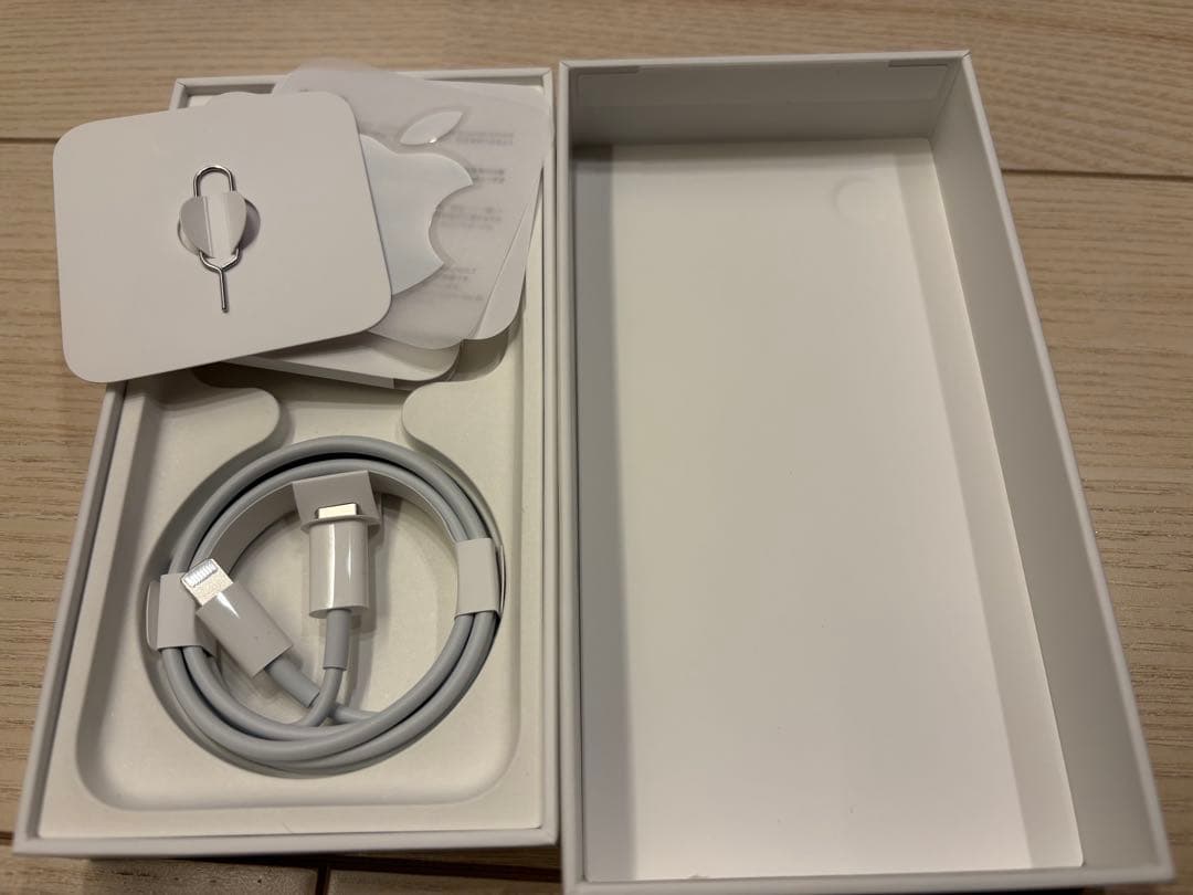 iPhone SE 3 ブラック(新品純正ケーブル・ケース・フィルム付)