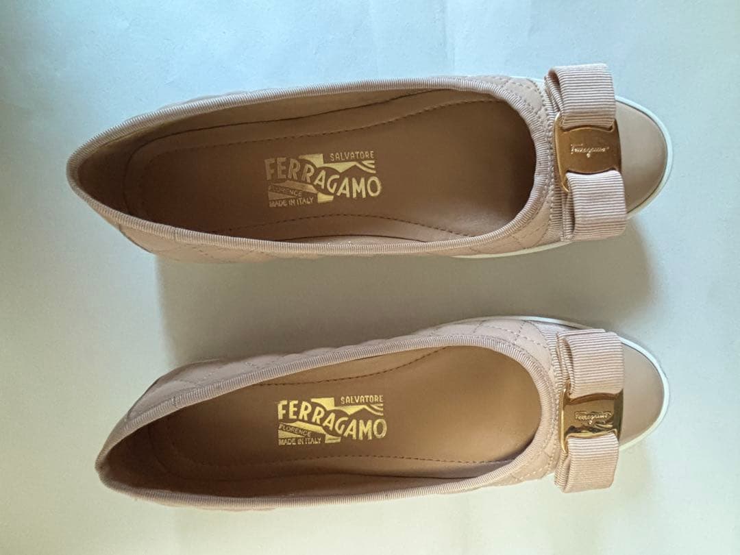 FERRAGAMO ベージュ フラットシューズ