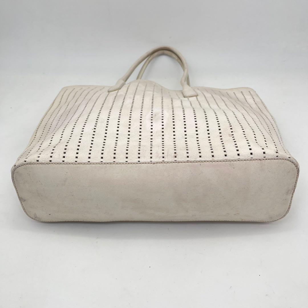 PRADA トートバッグ 肩掛け トライアングルロゴ パンチングレザー 白