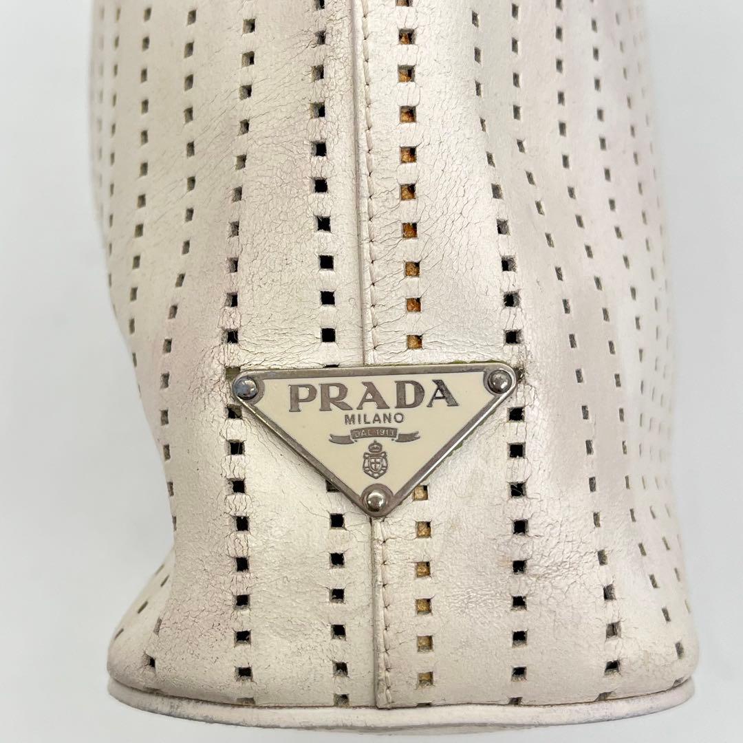 PRADA トートバッグ 肩掛け トライアングルロゴ パンチングレザー 白