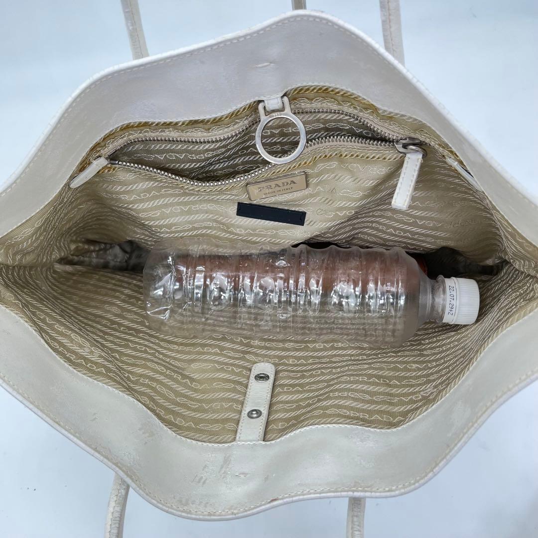 PRADA トートバッグ 肩掛け トライアングルロゴ パンチングレザー 白