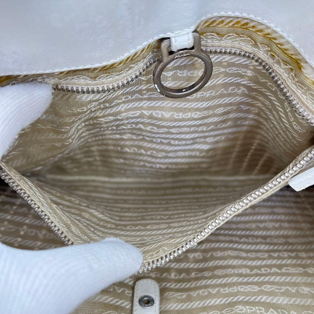 PRADA トートバッグ 肩掛け トライアングルロゴ パンチングレザー 白