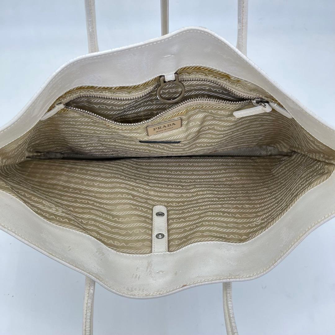 PRADA トートバッグ 肩掛け トライアングルロゴ パンチングレザー 白