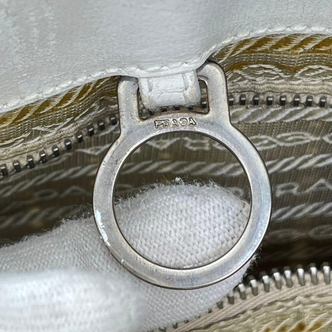 PRADA トートバッグ 肩掛け トライアングルロゴ パンチングレザー 白