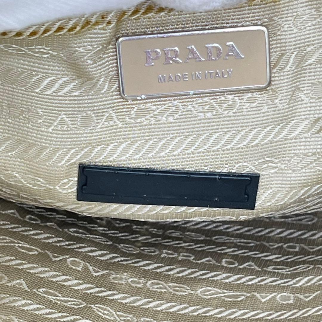 PRADA トートバッグ 肩掛け トライアングルロゴ パンチングレザー 白
