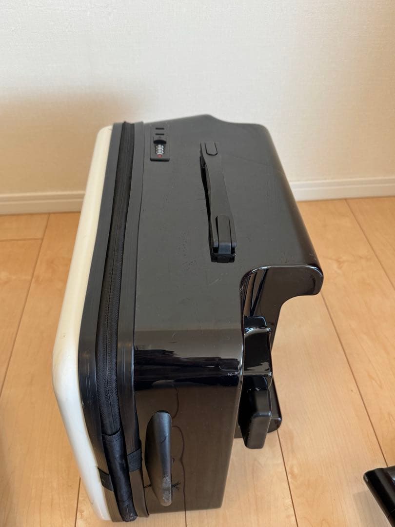 スーツケース　子供が乗れるキャリーケース クッション付 ホワイト