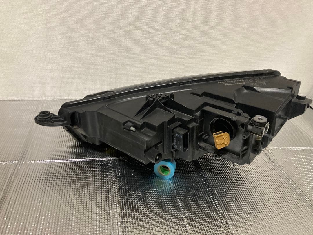 アウディ TTヘッドライト右側