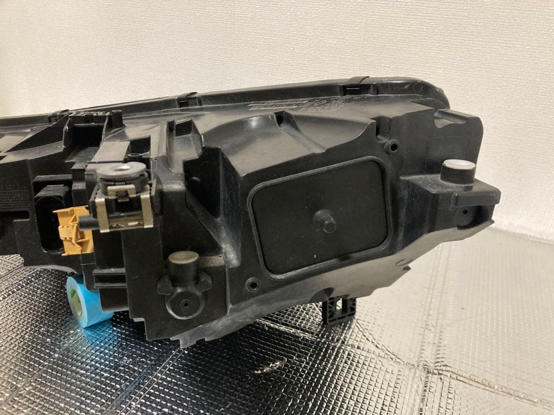 アウディ TTヘッドライト右側