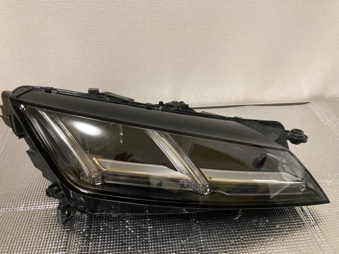 アウディ TTヘッドライト右側