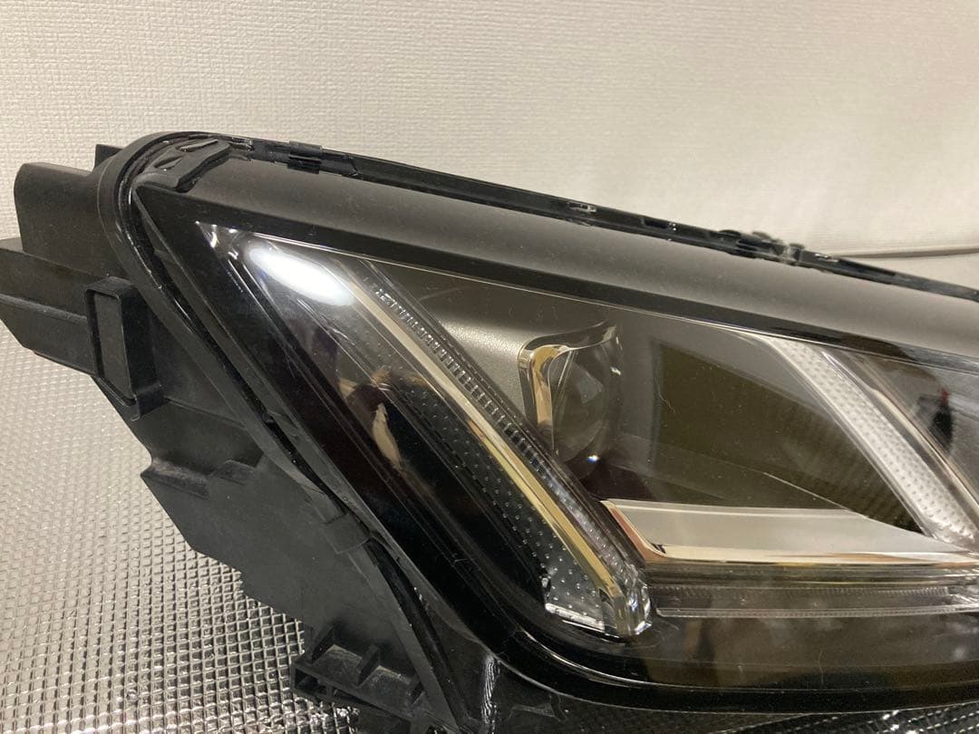 アウディ TTヘッドライト右側