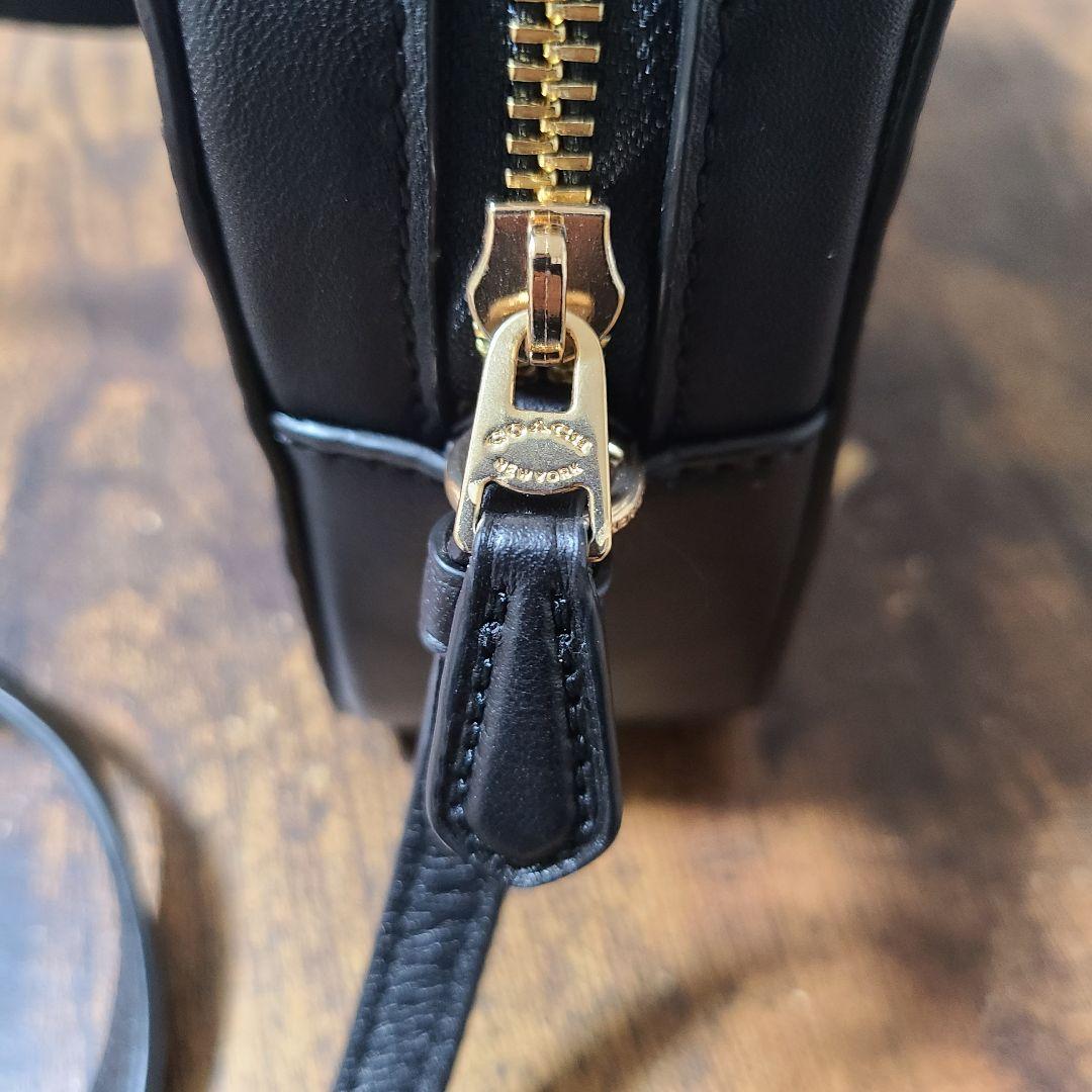 新品未使用 COACH レザー ショルダーバッグ エンボス加工 斜め掛け 黒
