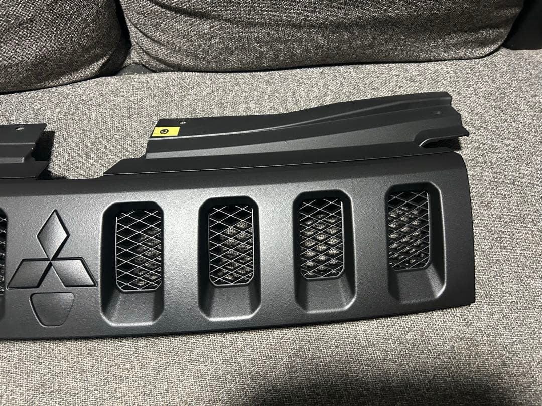 ②デリカＤ５‼️フロントグリル　送料込み‼️ラバーチッピング塗装