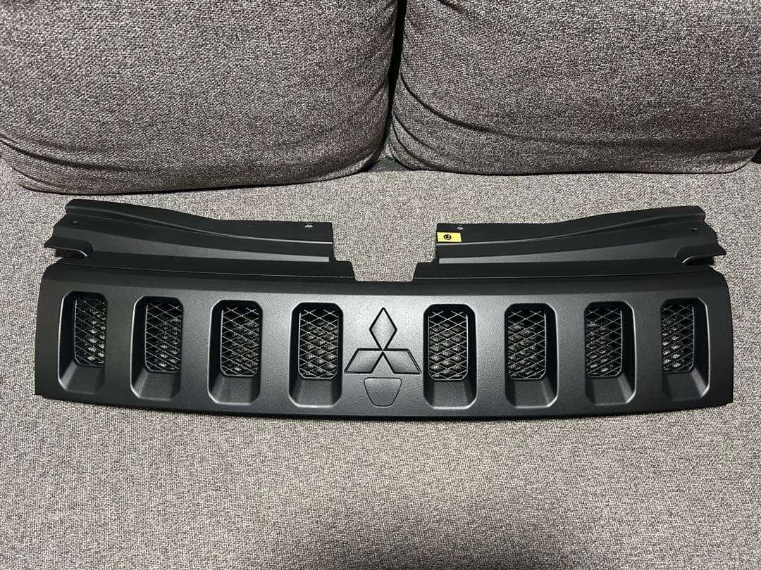 ②デリカＤ５‼️フロントグリル　送料込み‼️ラバーチッピング塗装