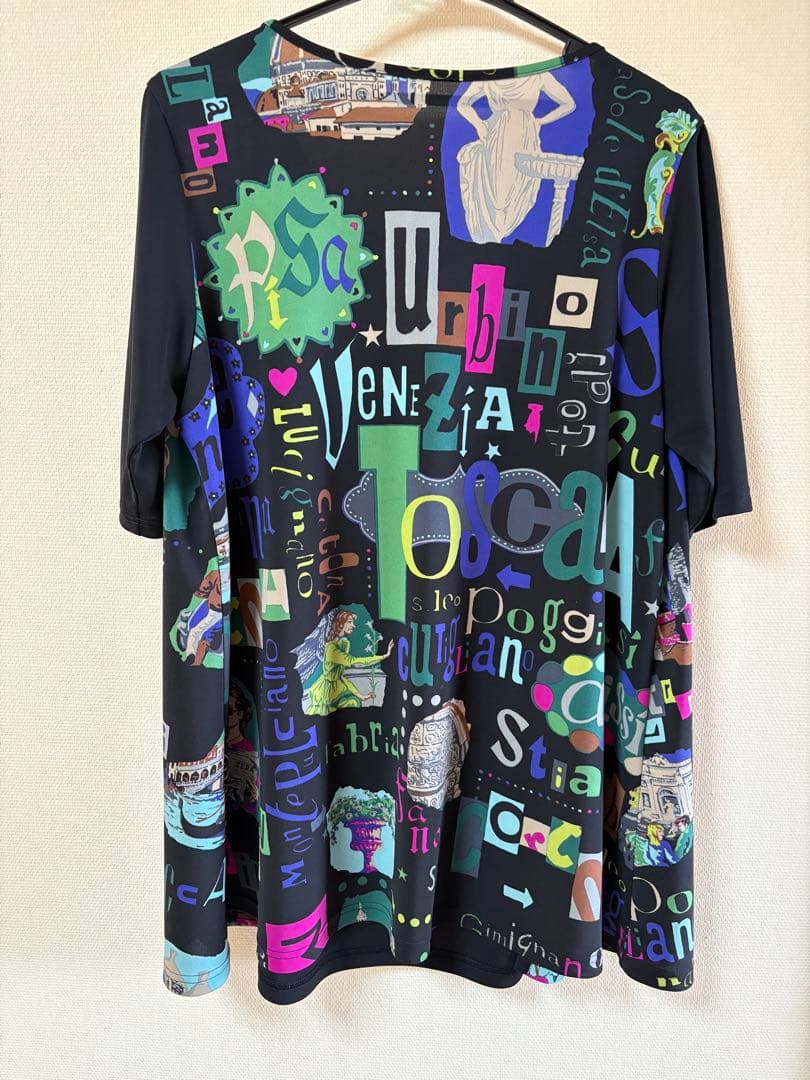 『美品』⭐️トクコプルミエヴォル⭐️黒地に両脇が絵柄で襟が紐で調節の半袖チュニック❣️