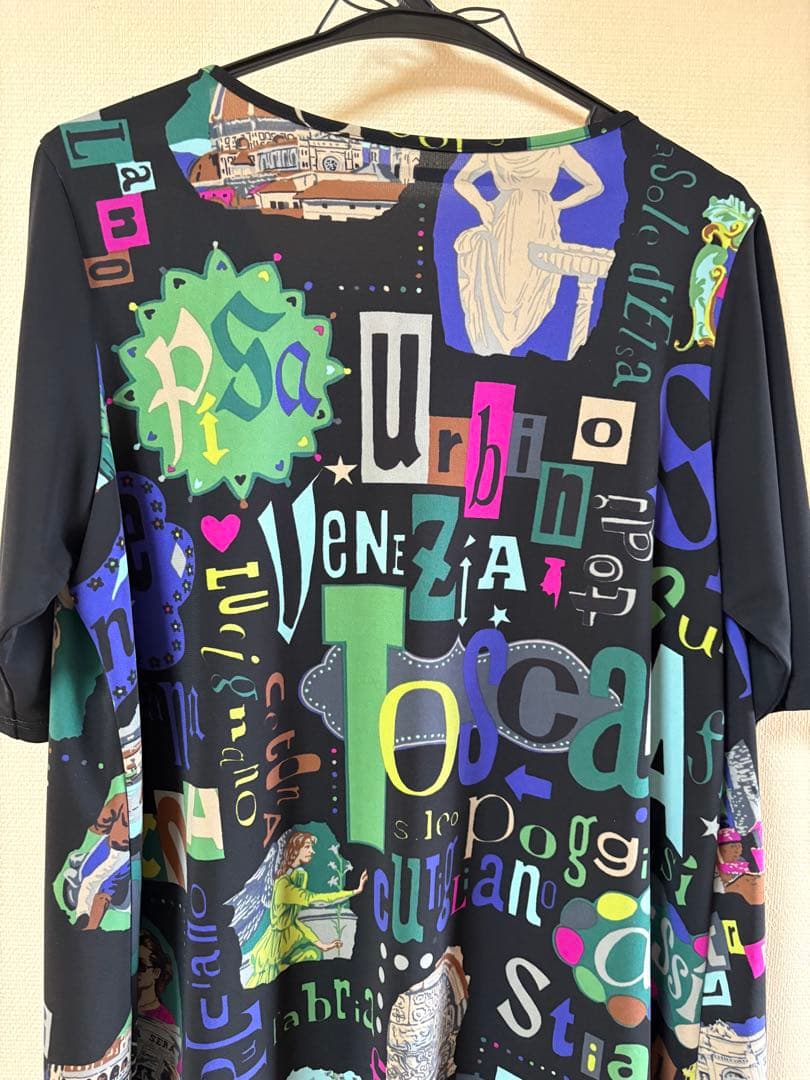 『美品』⭐️トクコプルミエヴォル⭐️黒地に両脇が絵柄で襟が紐で調節の半袖チュニック❣️