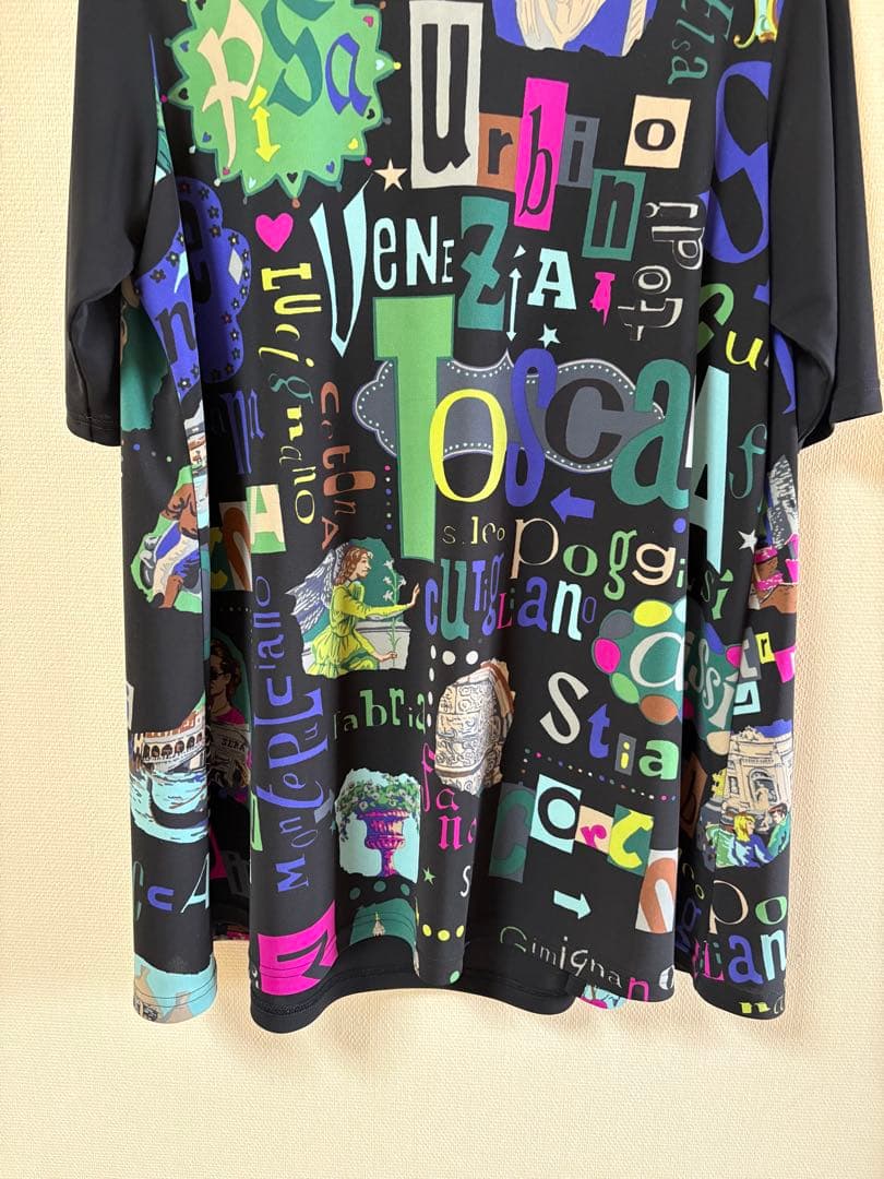 『美品』⭐️トクコプルミエヴォル⭐️黒地に両脇が絵柄で襟が紐で調節の半袖チュニック❣️