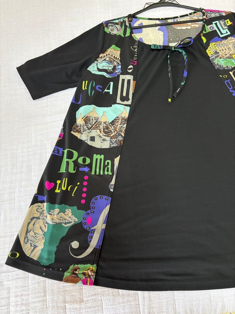 『美品』⭐️トクコプルミエヴォル⭐️黒地に両脇が絵柄で襟が紐で調節の半袖チュニック❣️