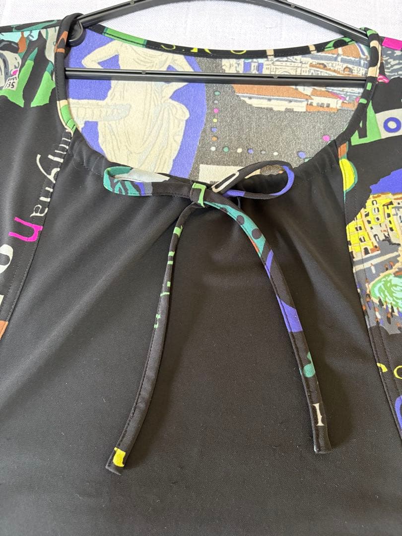 『美品』⭐️トクコプルミエヴォル⭐️黒地に両脇が絵柄で襟が紐で調節の半袖チュニック❣️