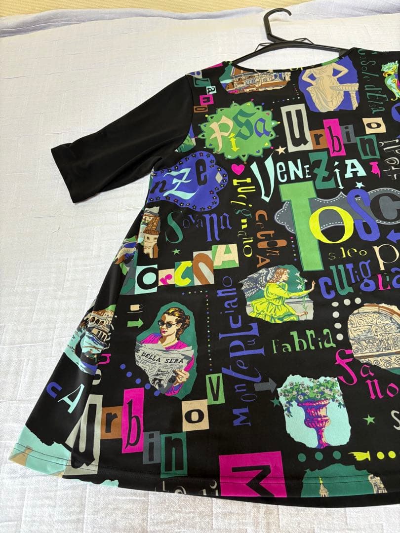 『美品』⭐️トクコプルミエヴォル⭐️黒地に両脇が絵柄で襟が紐で調節の半袖チュニック❣️