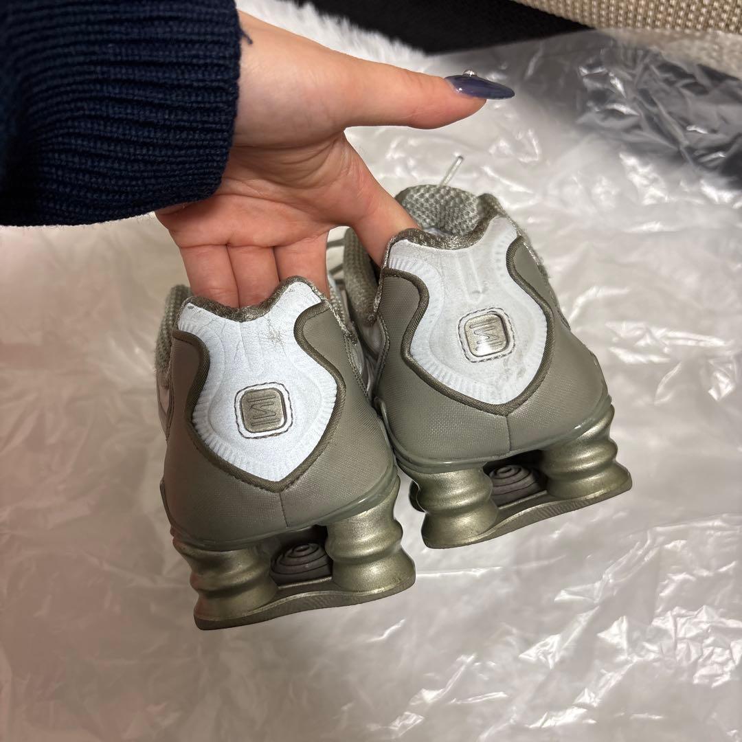 Nike Shox ホワイト/グレー スニーカー