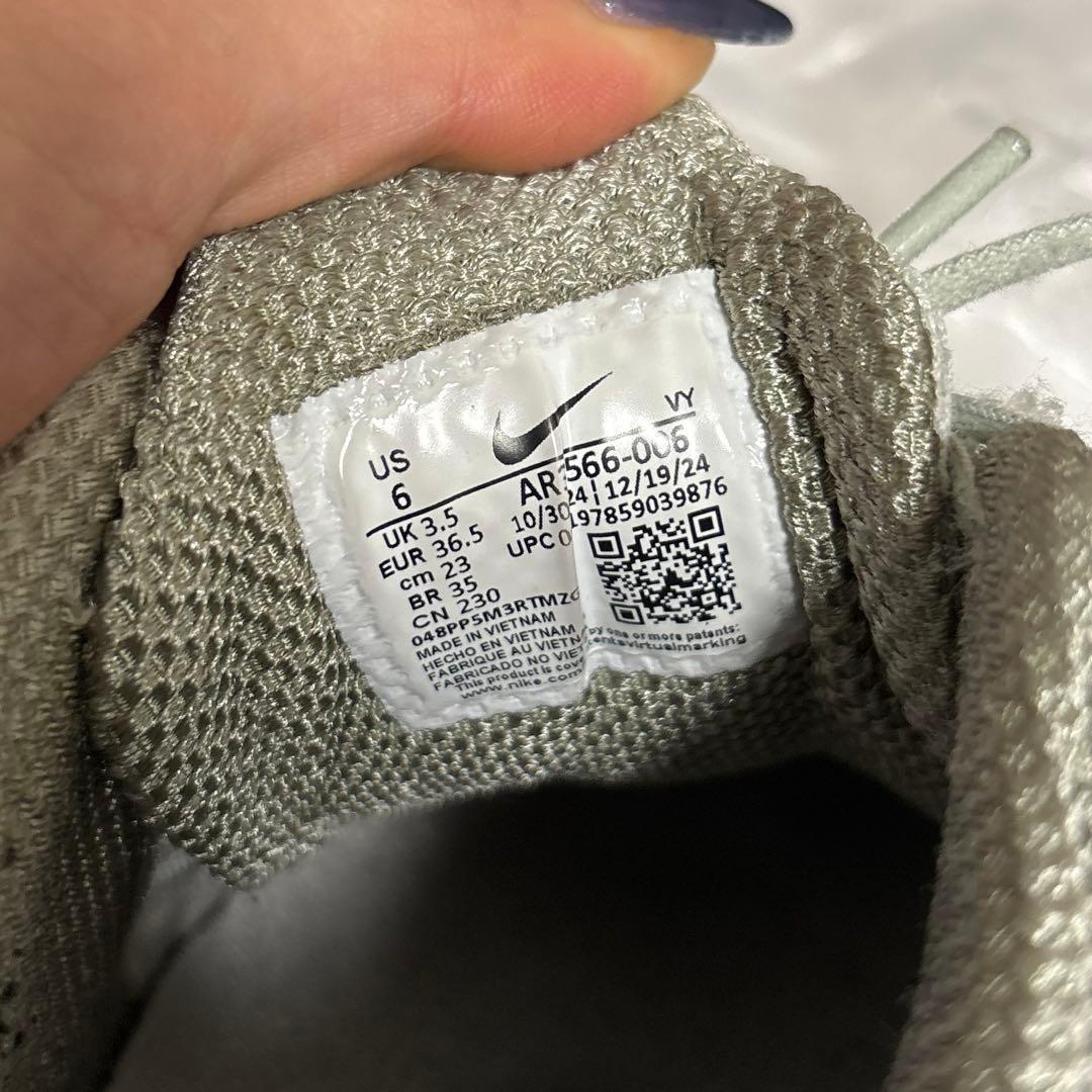 Nike Shox ホワイト/グレー スニーカー