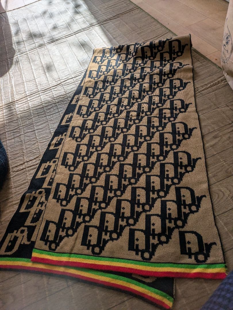 数回使った暖かいChristian Dior 100%ウール マフラー