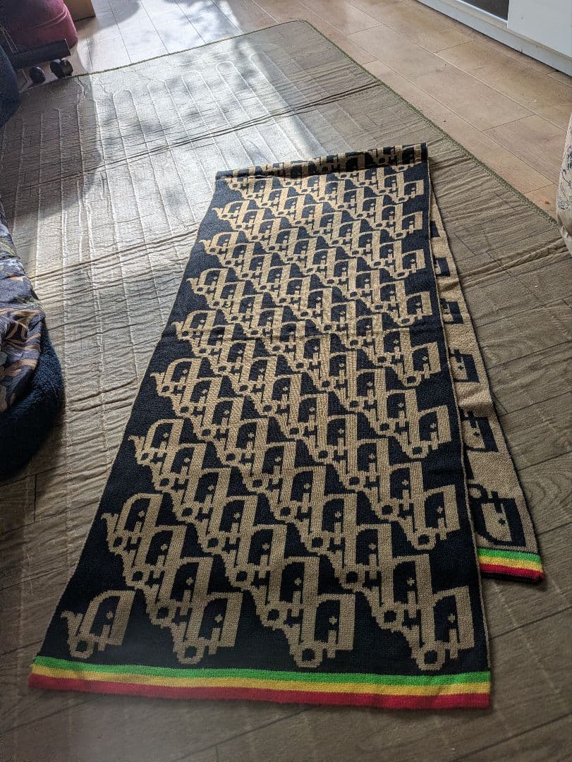 数回使った暖かいChristian Dior 100%ウール マフラー