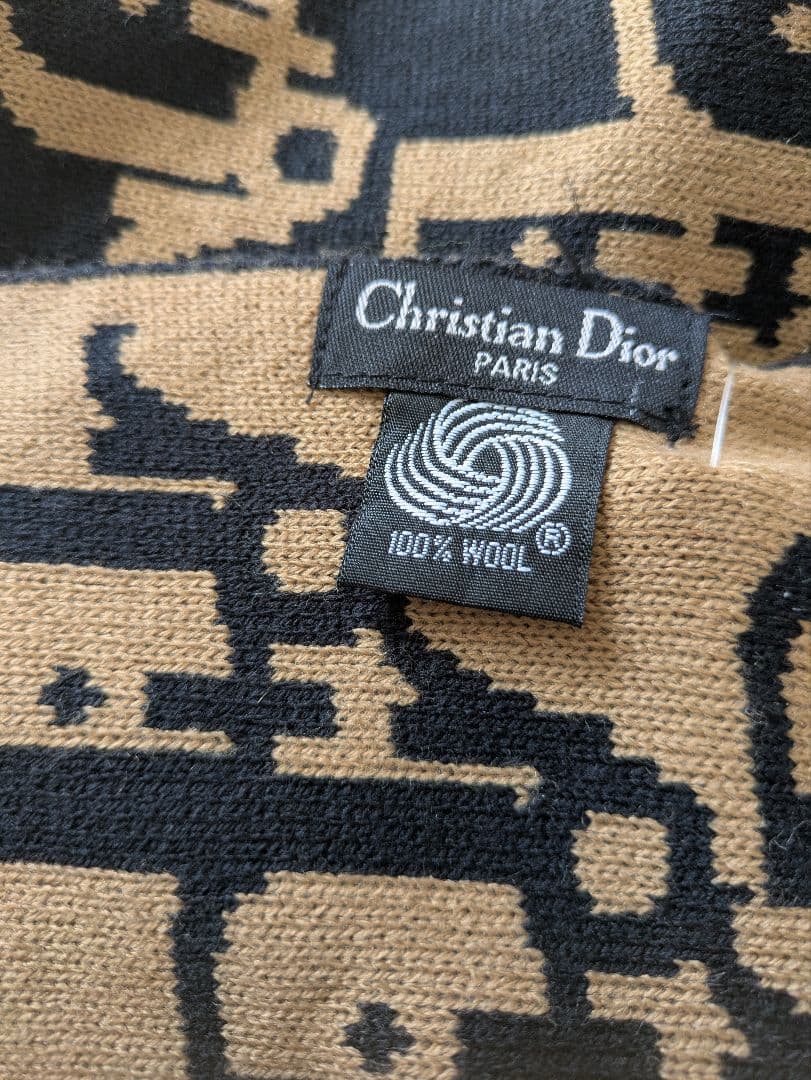 数回使った暖かいChristian Dior 100%ウール マフラー
