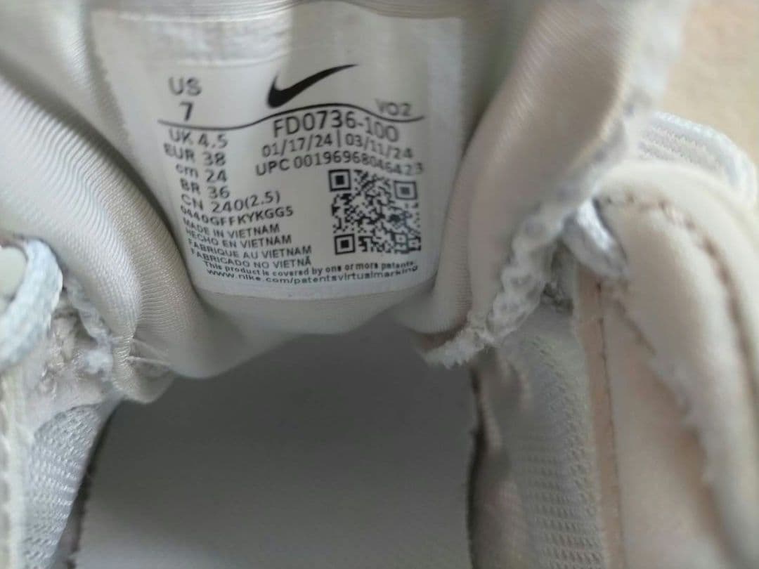 ナイキ　NIKE　V2K RUN　ホワイト×シルバー　24.0cm