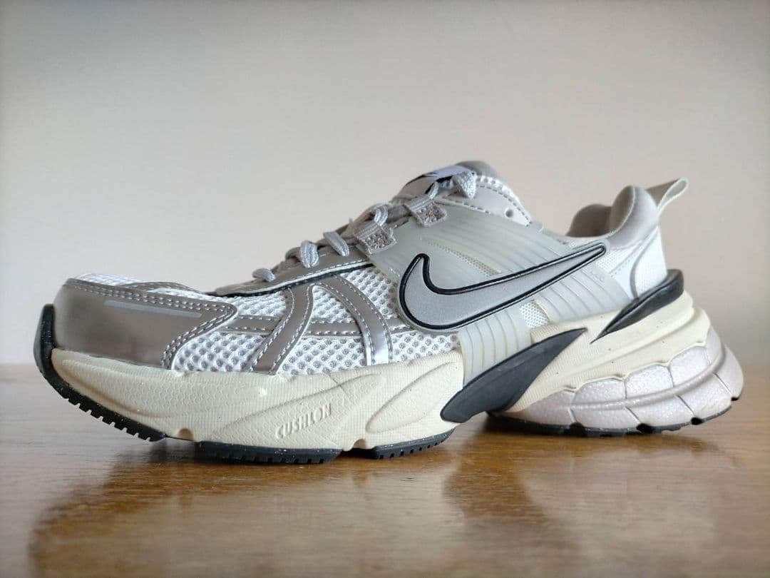 ナイキ　NIKE　V2K RUN　ホワイト×シルバー　24.0cm