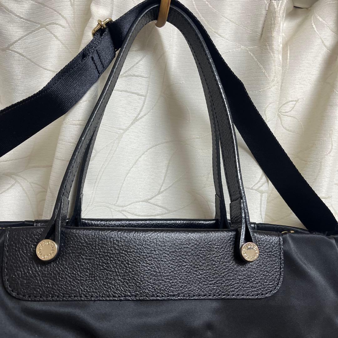 ほぼ未使用ラシット今期A4入るポケット多数三層構造メタルロゴ2wayバッグ