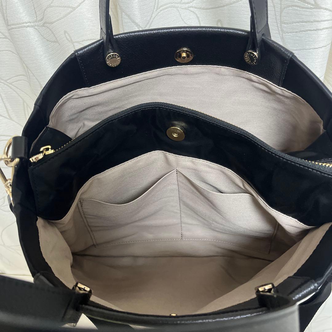 ほぼ未使用ラシット今期A4入るポケット多数三層構造メタルロゴ2wayバッグ