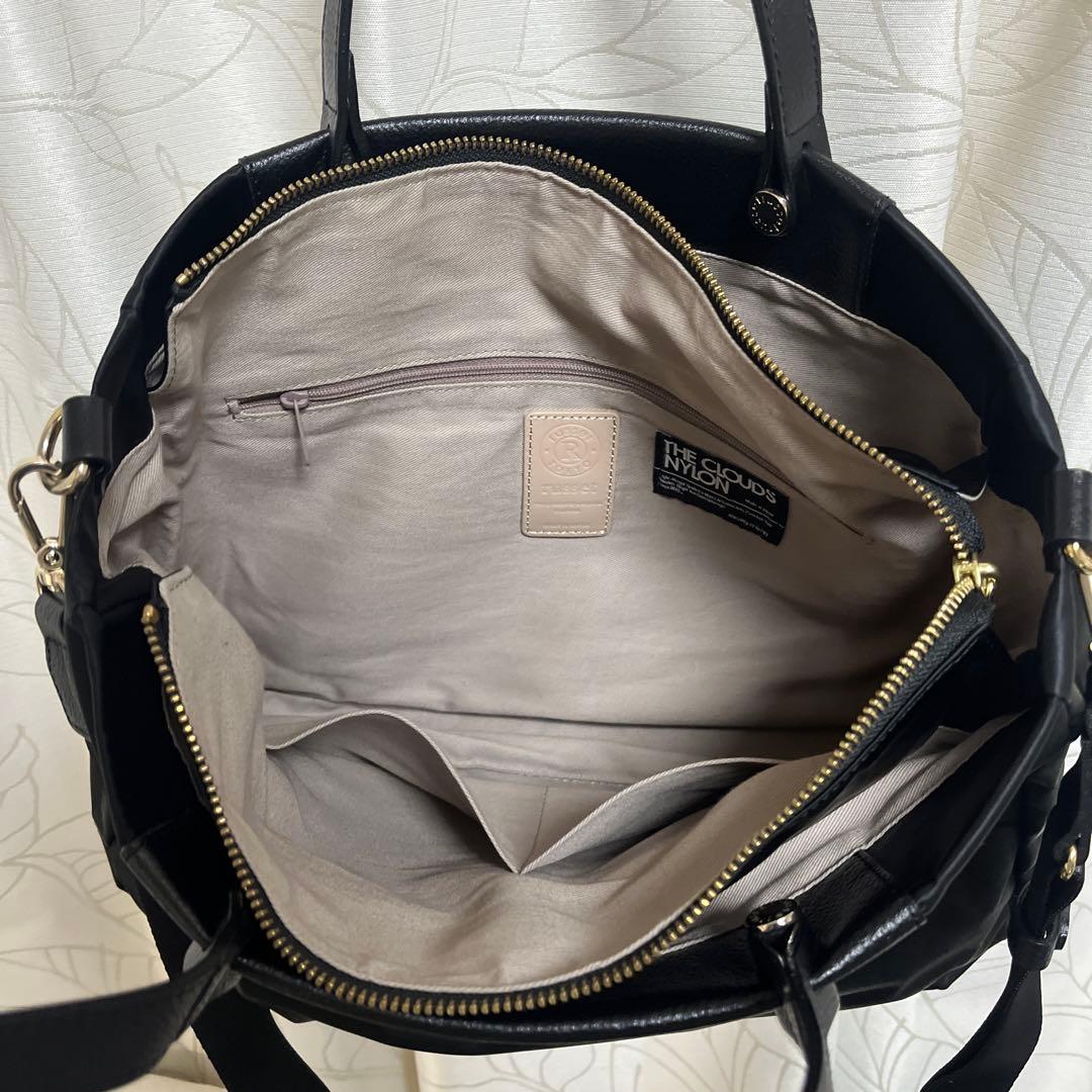 ほぼ未使用ラシット今期A4入るポケット多数三層構造メタルロゴ2wayバッグ